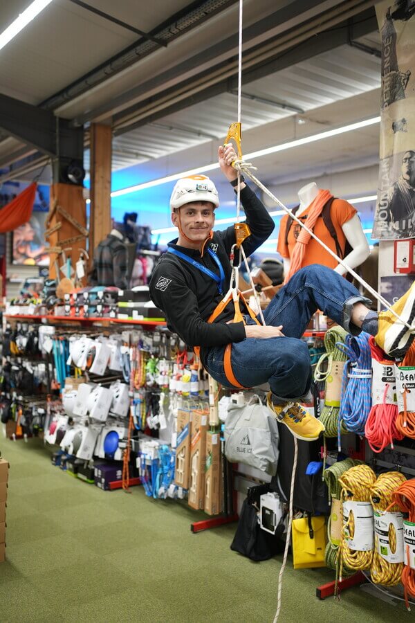 Lucas au rayon escalade de Mountain Expert