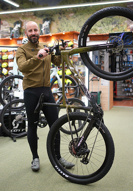 Matthieu dans le rayon cycle Mountain Expert