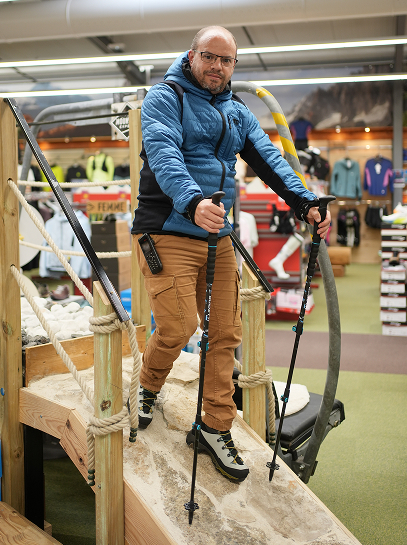 Alexandre dans le rayon rando de Mountain Expert