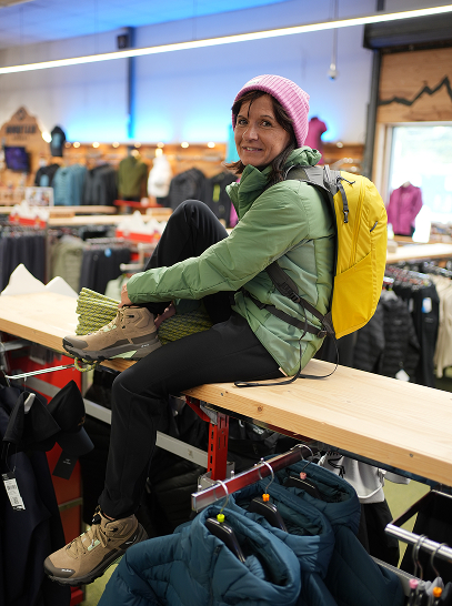 Cathy dans le rayon textile du magasin Mountain Expert