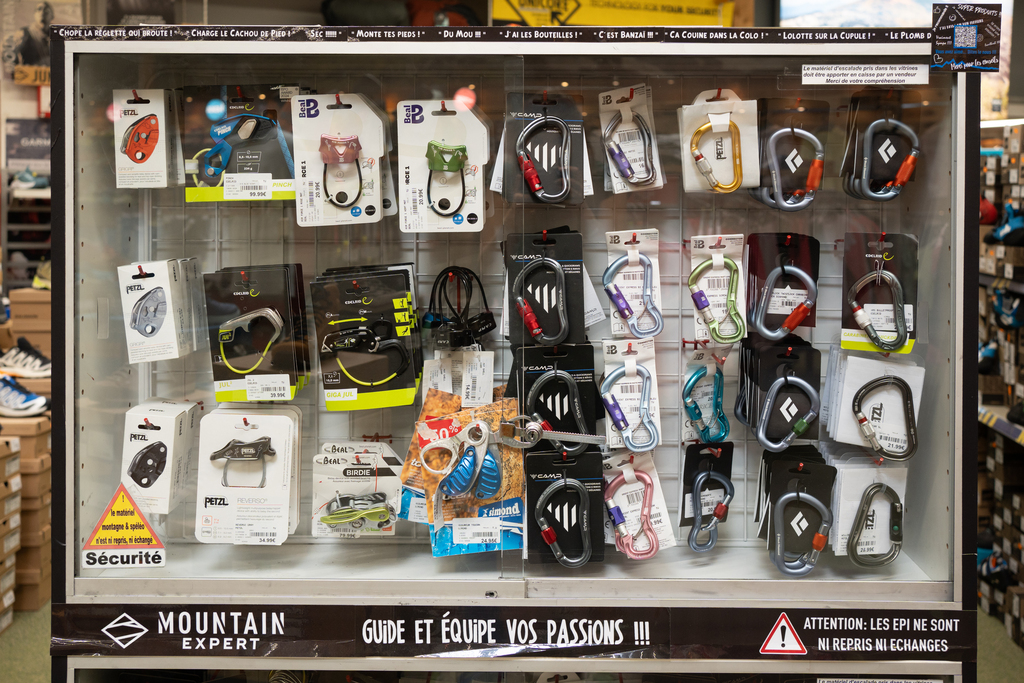 Matériel d'assurage dans le rayon escalade de Mountain Expert Besançon